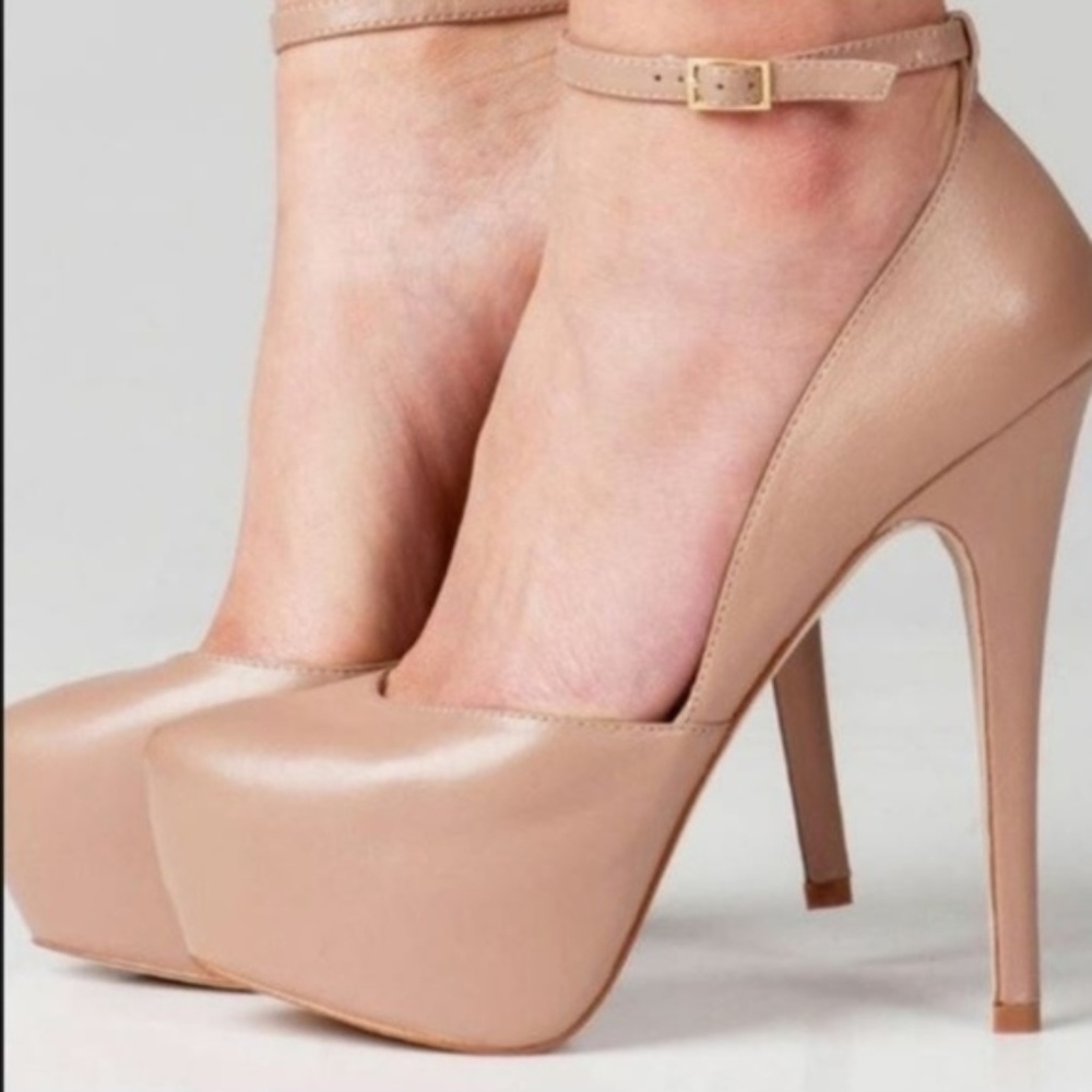 Steve Madden Deeny Nude Platform Closed Toe Heel